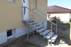 Edelstahlgeländer-an-Stahlgestell